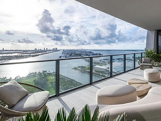 La terraza permite asomarse directamente sobre el océano, pero 200 metros por encima.