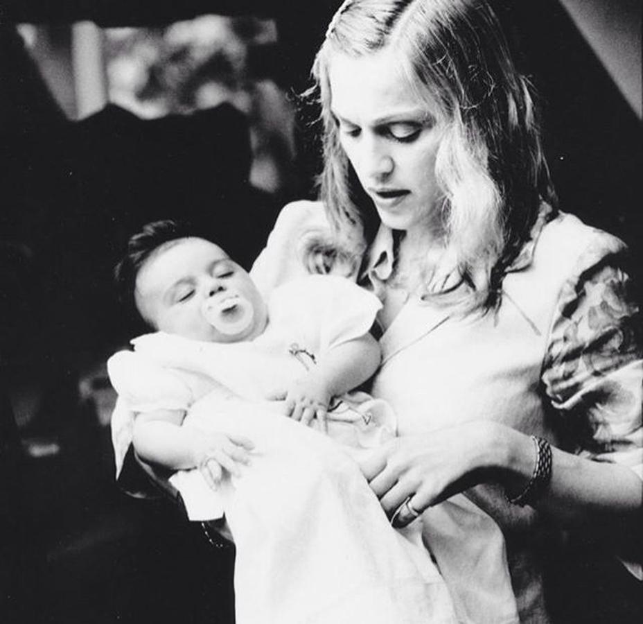 A estas alturas de la década parecía que Madonna había vivido tres vidas. Castigada por el público después de los excesos sexuales, y tras unos años relegada a discos como Bedtime Stories, que no tuvieron ni la repercusión ni el éxito esperado, decidió redimirse y ofrecer al mundo una faceta más cercana: enamorada de su entrenador personal, el cubano Carlos León, el 14 de octubre dio a luz a su primera hija, a la que llamó Lourdes.