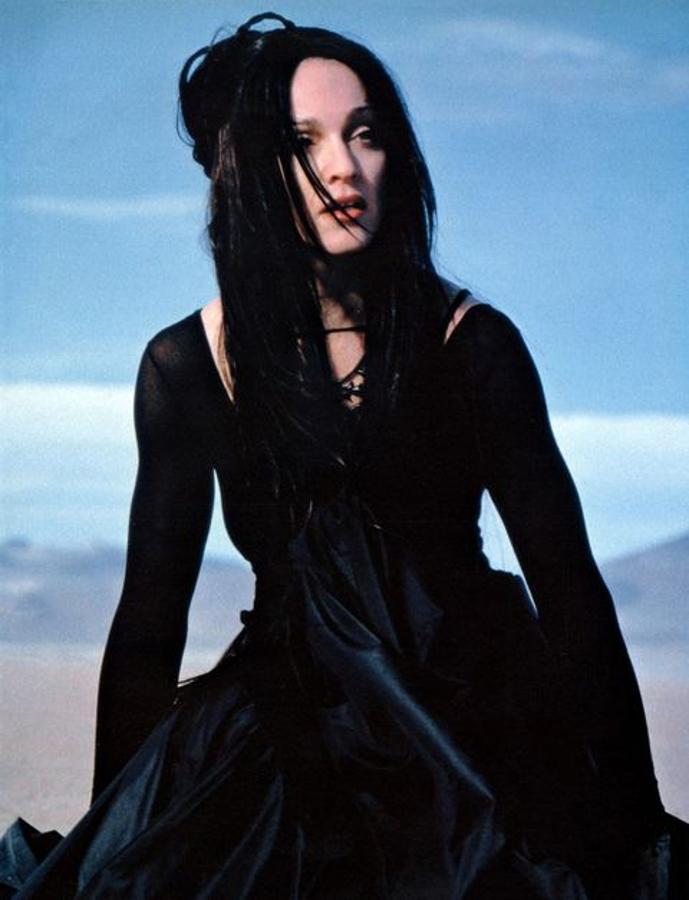 Afrontar la maternidad le hizo replantearse su vida desde un punto de vista mucho más espiritual, abrazando el misticismo de la Kabbalah (la religión new age entre los famosos de Hollywood a finales de los 90) y sonidos algo más alejados del pop insulso que azotaba las listas de ventas. De la mano de William Orbit y entre acordes de electrónica, Madonna se tiñó de morena, se vistió con túnicas de Olivier Theyskens, se pintó las palmas de las manos de henna y nos dejó a todos con la boca abierta mientras entonaba Frozen, el tema que lo cambió todo.