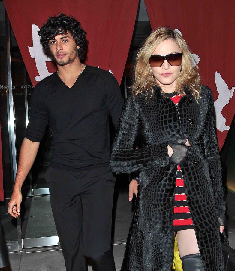 Acusando el desgaste total del romance en sus vidas, Madonna y Guy Ritchie se divorciaron tras haber trabajado juntos en la película Barridos por la marea, un pastiche romántico protagonizado por la cantante y dirigida por su marido. Un cóctel destinado al fracaso que llevó a Madonna a iniciar un romance con el brasileño de 22 años Jesús Luz. Estuvieron juntos dos años pero despertó en Madonna la curiosidad por los amantes (mucho) más jóvenes que ella.