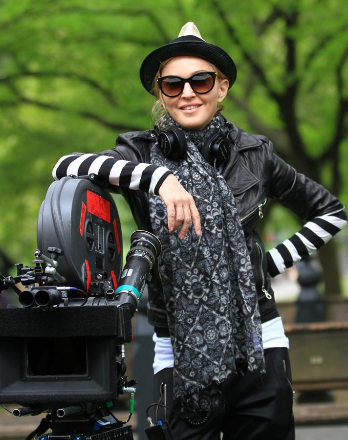 Aunque parezca increíble, Madonna todavía tenía territorios que conquistar y escribir y dirigir una película era uno de ellos. W.E. fue el resultado. Un drama histórico que contaba el romance entre Wallis Simpson y Eduardo VIII. Aunque no tuvo el éxito que la cantante esperó le sirvió para tachar un asunto pendiente más de su lista.