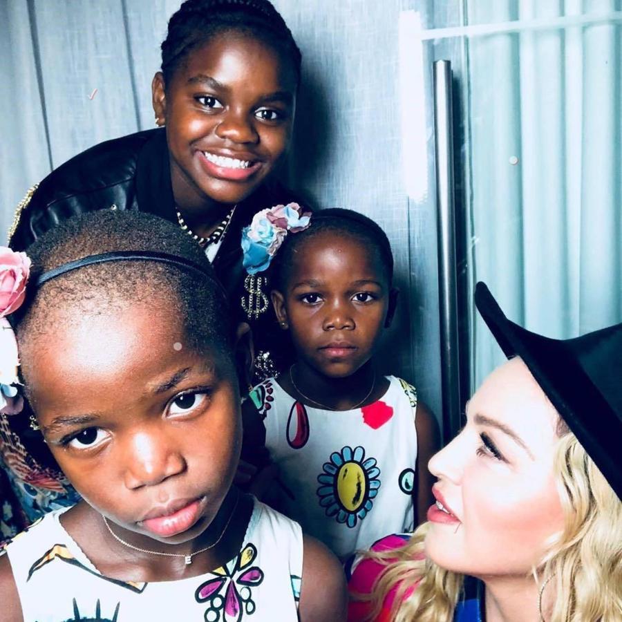 Tras la adopción de David en Malawi, Madonna ha vuelto a sentir la llamada de la maternidad hasta otras tres ocasiones más. Así ha adoptado a Stella, Mercy James y Esther. Con las tres últimas celebró el día de la madre.