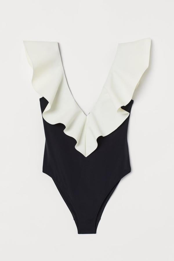 Con escote de pico profundo con volante delante y detrás a contraste, este bañador negro y blanco es de H&M y cuesta 34,99 euros. Está disponible entre las tallas 34 y 44.