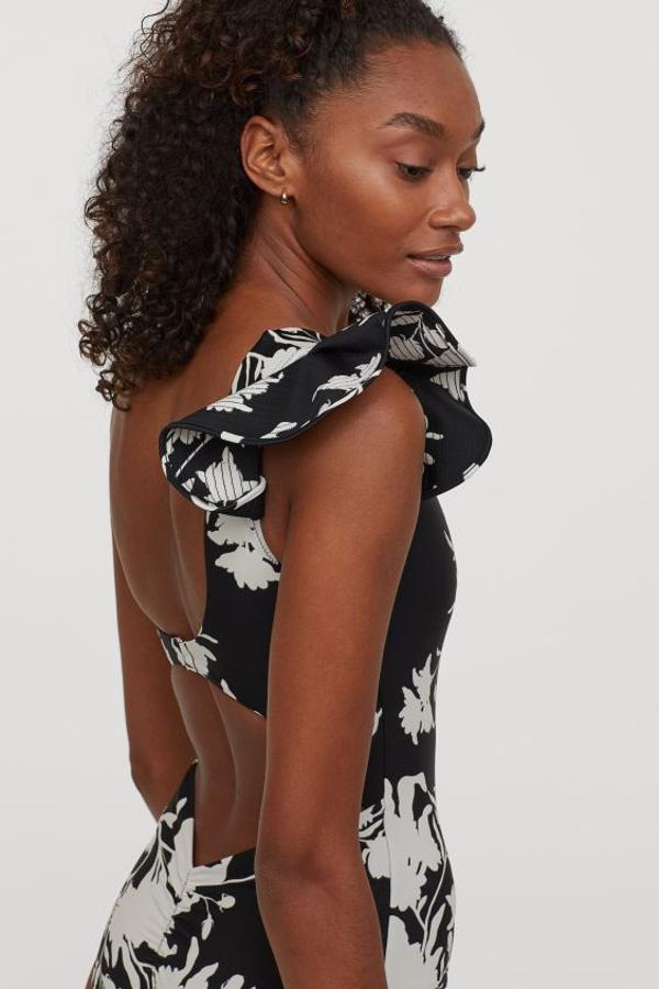 En la colección de Johanna Ortiz para H&M hemos encontrado este bañador de fondo negro con flores blancas y tirante único con volante. Cuesta 29,99 euros y está disponible entre las tallas 32 y 50.