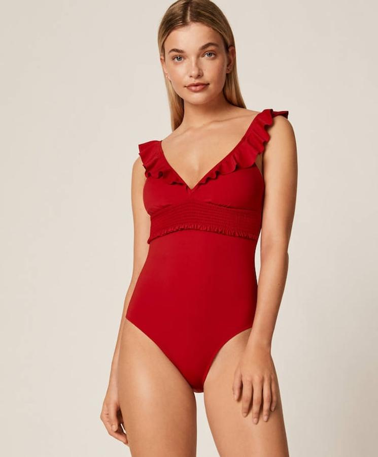 De la colección sostenible de Inditex, Join Life, es este precioso bañador en color rojo de Oysho tiene detalle de volantes delanteros y cintura ajustada. Cuesta 29,99 euros y está disponible en las tallas S y M.