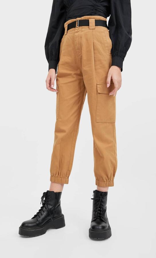 En un bonito beige medio, este pantalón cargo de Stradivarius con bajos acabados en goma costaba 19,99 euros y ahora podemos comprarlo por 9,99 euros entre las tallas XS y L.