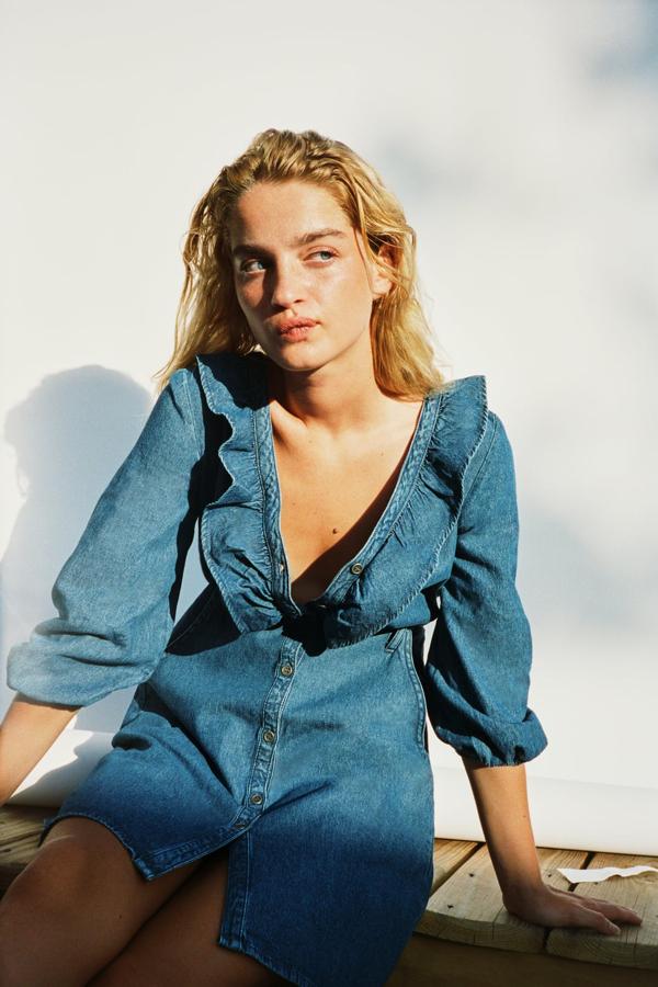 Con volantes a lo largo del escote de pico, este vestido con manga larga acabada en goma es de Zara y cuesta 29,95 euros. Está disponible entre las tallas XS y L.