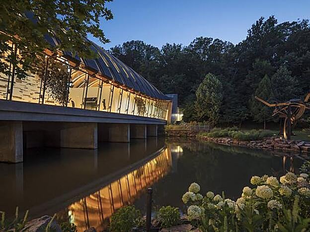 El impresionante museo fundado por Alice Walton está situado en pleno bosque.