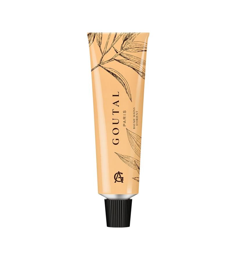 De aroma delicado, su textura suave se asemeja a la de un guante de terciopelo. Su fórmula no grasa se funde en la piel y penetra rápidamente, dejando una película protectora sin efecto aceitoso. Nutre, repara y protege.  Bálsamo de manos D'Orient de Goutal Paris  (29 €).
