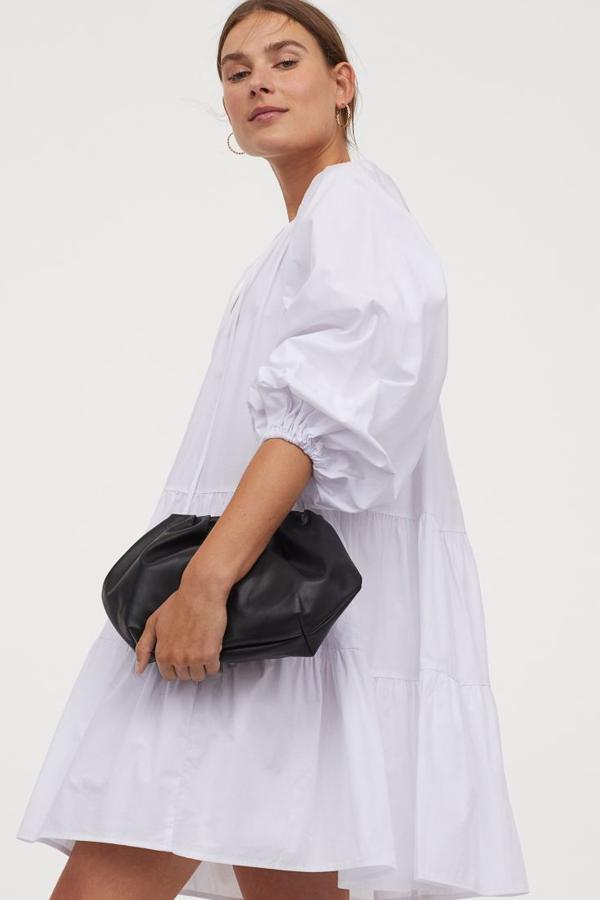 Es exactamente el mismo vestido que ya te propusimos en negro, pero parece totalmente distinto. Queda espectacular con complementos negros que busquen el clásico contraste cromático o incluso con una blazer negra. Y si aún no has cogido nada de color en la piel, es el que te favorecerá más (H&M, 24,99 eurso).