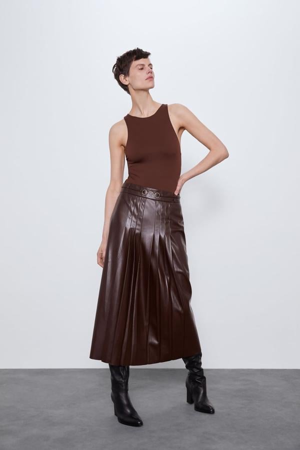 Body marrón ajustado ideal para llevar con faldas, (12,95 euros).