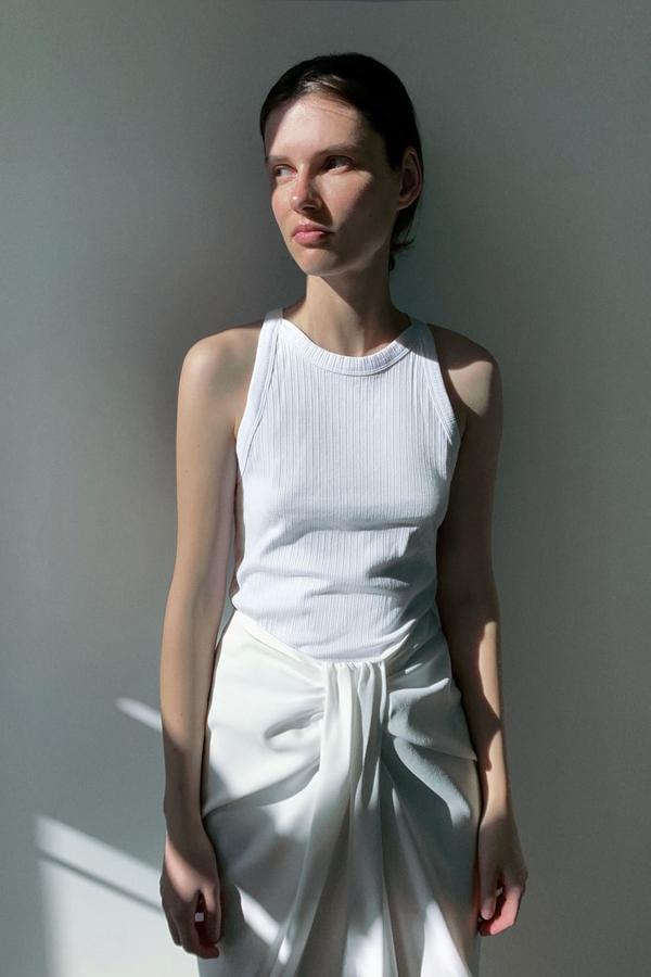 Top de punto blanco, ideal para combinar en total looks, (7,95 euros).