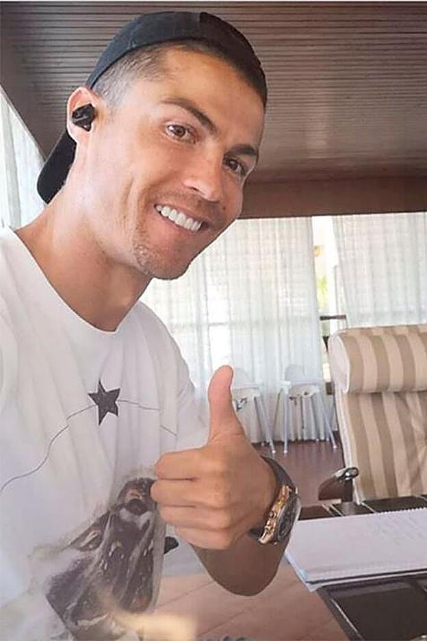 Cristiano Ronaldo aprovecha el confinamiento para ponerse a estudiar.