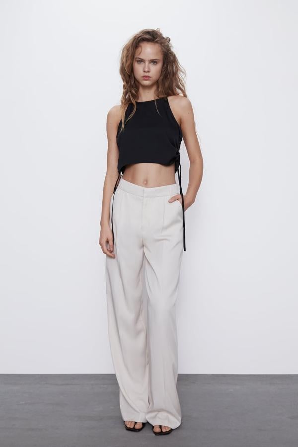 Crop top negro con lazos ajustables a los lados, (15,95 euros).