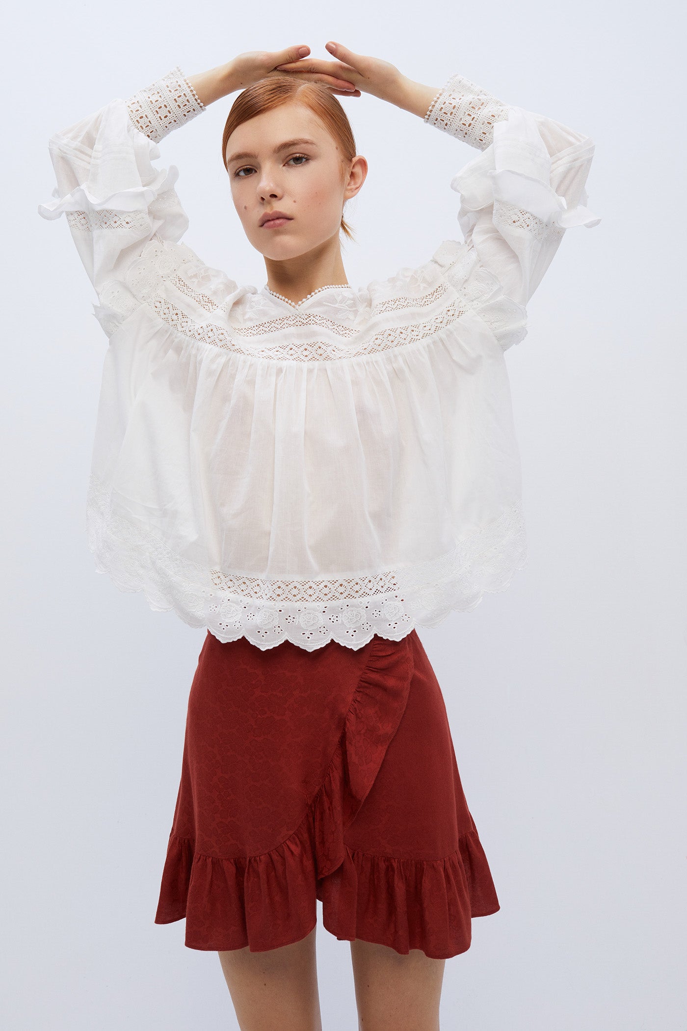 Los colores lisos también son un must esta temporada, y esta falda cruzada de Sfera cumple con todas nuestras expectativas (23,99 euros).