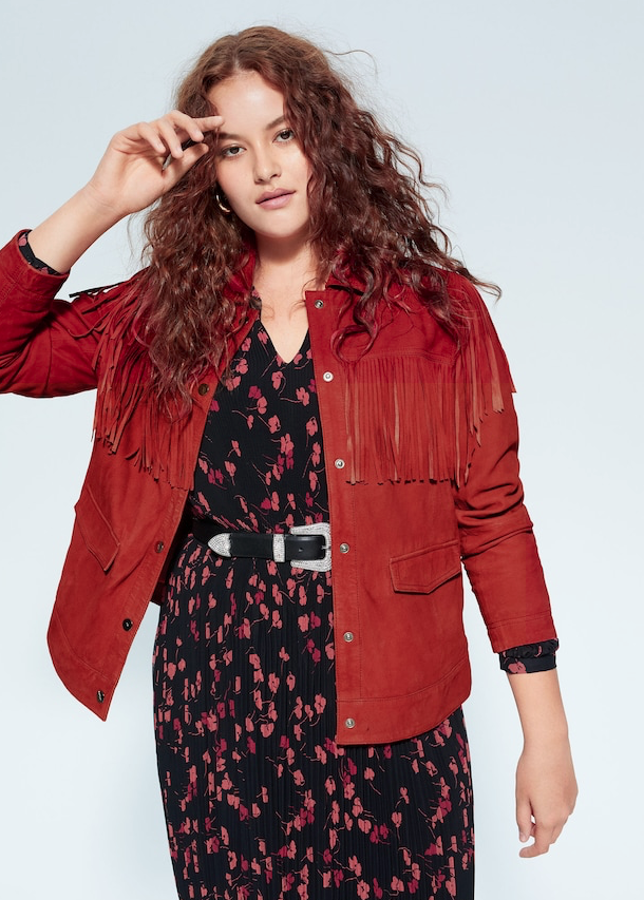 Si los volantes y encajes comienzan a darte un poco de pereza, tu decoración alternativa pueden ser los flecos. Esta cazadora de Violeta es perfecta para abrigar la primavera sin perder de vista la tendencia del savaje Oeste. Costaba 199,99 euros, pero ahora se ha quedado en 139,99 euros. Está confeccionada en piel.