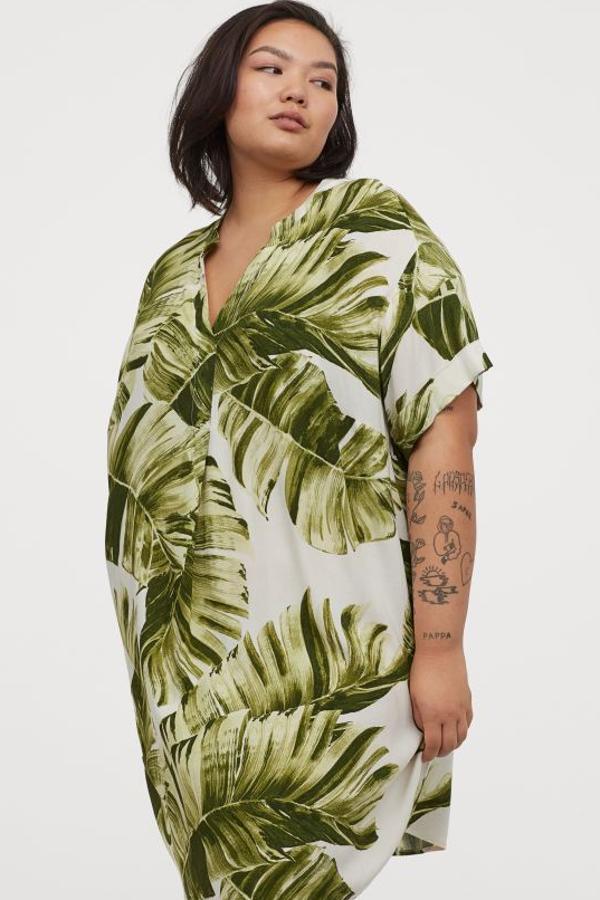 Una de las tendencias más fuertes de la primavera: los estampados selvátivos y vegetales. En H&M encontramos un vestido midi confeccionado en viscosa con un 'print' de hojas perfecto. Lleva escote en pico, hombros caídos, manga corta y bajo redondeado (19,99 euros).