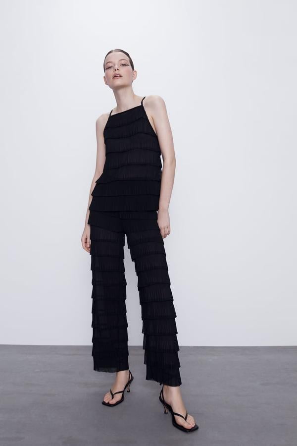 Top halter negro con volantes, (19,95 euros).