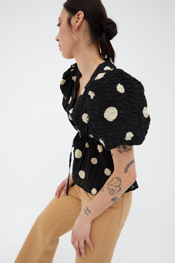 No nos cansamos de llevarlos. Los tops y blusas con la manga de volumen son tan bonitos que los queremos en todas sus versiones. En Sfera apuestan por este de lunares con tejido de efecto arrugado (29,99 euros).