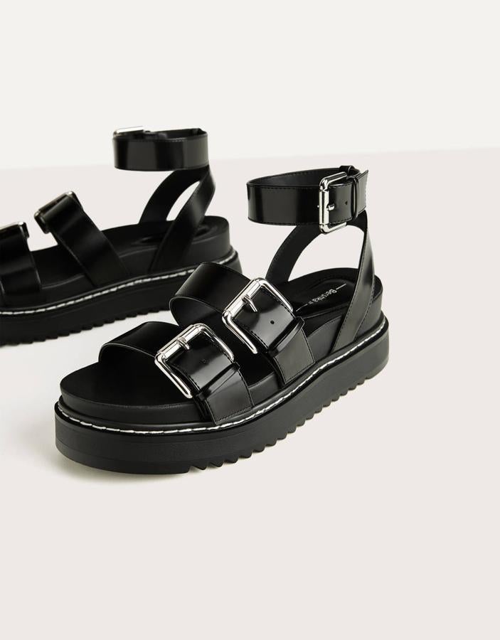 Sandalias de plataforma negras con tiras anchas y hebilla, de Bershka (35,99 euros).