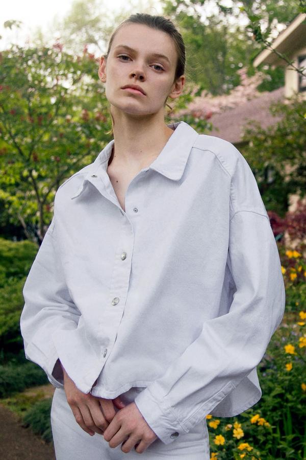 Camisa azul de estilo denim de Zara, (25,95 euros).