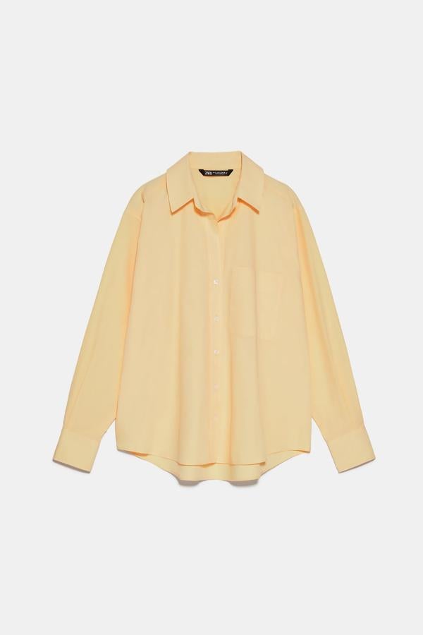 Camisa en tono anaranjado de Zara, (19,95 euros).