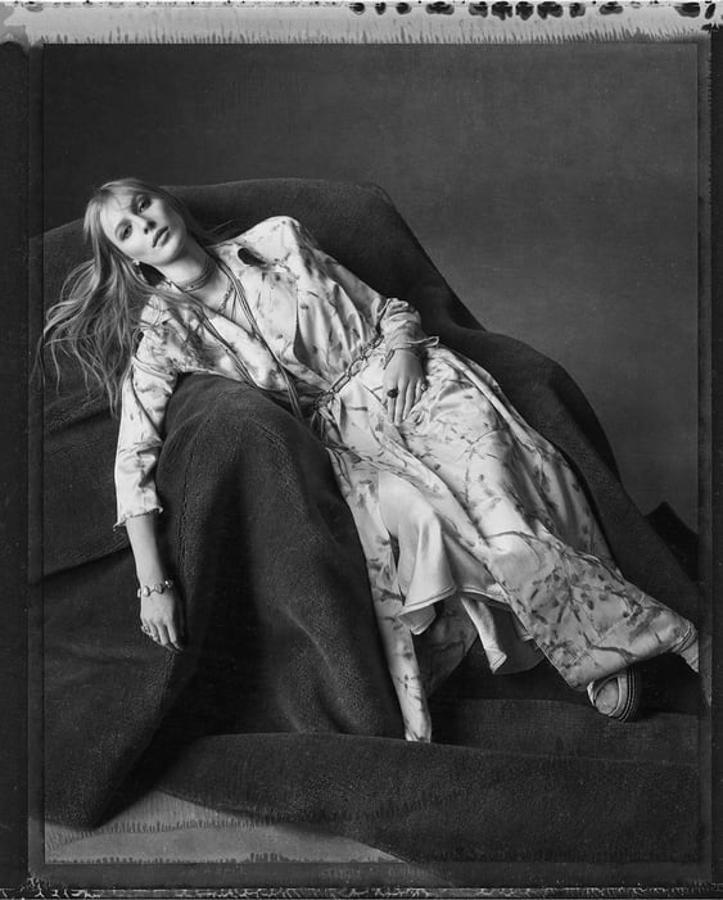 Gabardina fluida con estampado en tonos pastel de flores, de la nueva colección de Zara (99,95 euros).