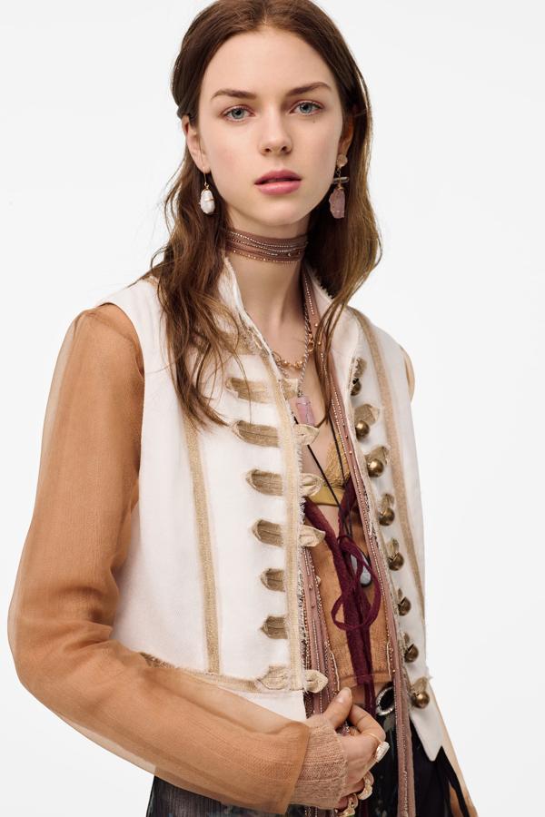 Chaleco de inspiración militar con detalles y botones dorados, de la nueva colección de Zara (59,95 euros).