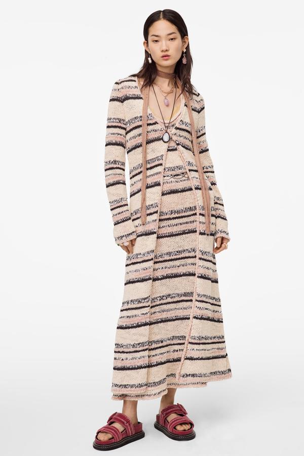 Conjunto de vestido y cárdigan de punto ligero, en rayas de diferentes tonos, de la nueva colección de Zara (cada una de las prendas cuesta 69,95 euros).