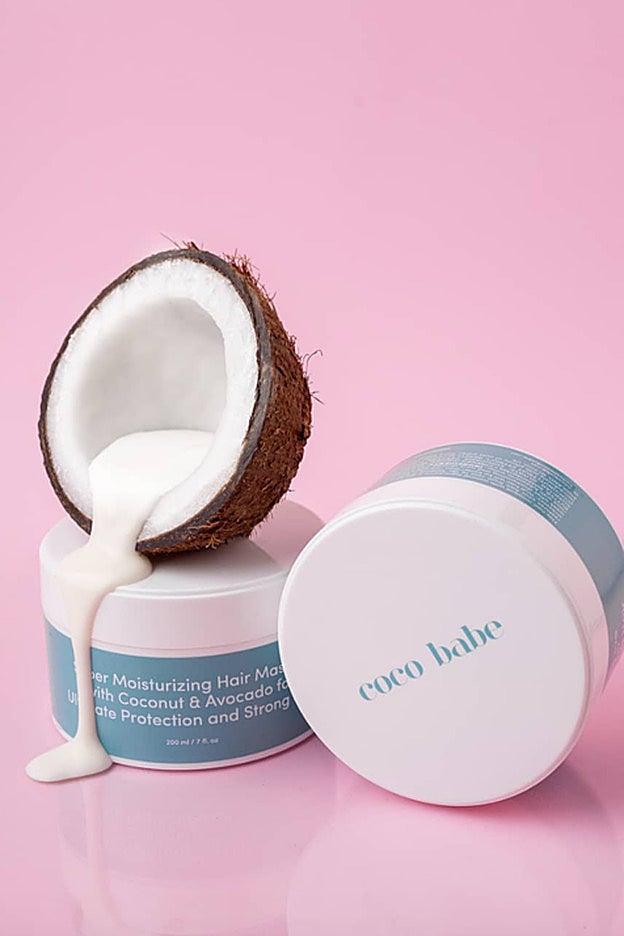 Aunque el pelo mojado no se lleva bien con el aceite de coco, las mascarillas que lo integran en su formulación hidratan perfectamente.