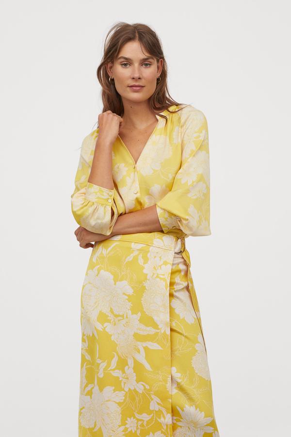 De corte oriental, en amarillo y blanco, este conjunto de blusa (19,99 euros) y falda pareo (29,99) es de H&M.