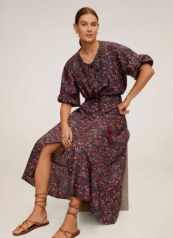 De inspiración boho chic, conjunto en granate de blusa (29,99) y falda (39,99) de Mango.