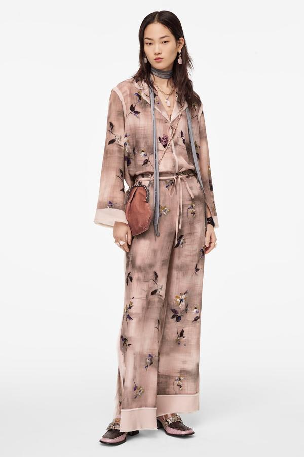 Conjunto pijamero en tonos marrones con detalles de flores, de la nueva colección de Zara (tanto el pantalón como la blusa cuestan 59,95 euros).