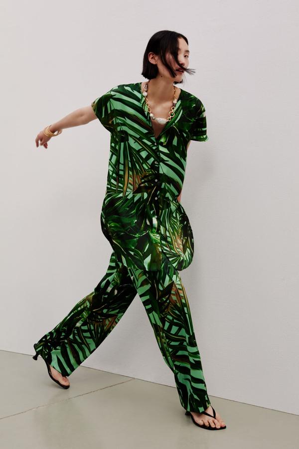 Cuántas alegrías nos van a dar las piezas de  esta pequeña colección tropical de Zara . En este caso hemos elegido el conjunto de pantalón fluido con goma en la cintura (29,95 euros) y blusa larga oversize (25,95 euros).