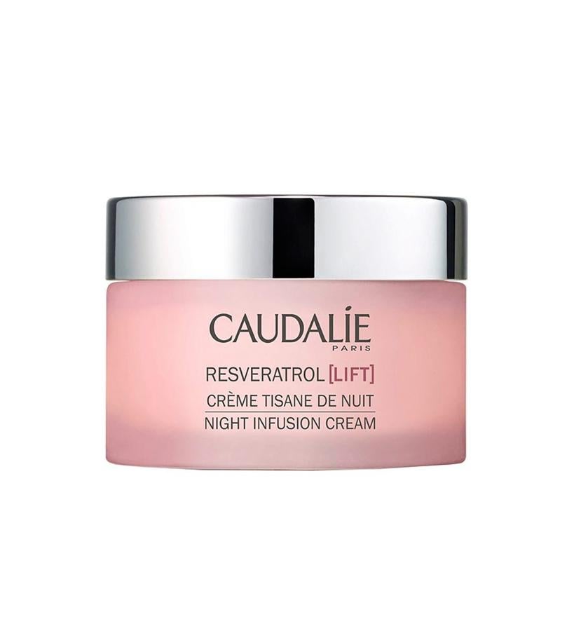 Esta crema suave y untuosa proporciona una sensación relajante durante la noche, gracias a su fitoaromático con notas de tisana dulce, flores de camomila, agua de lavanda, petit grain, tomillo, salvia y menta fresca. Al despertar la piel está firme y radiante, con los rasgos descansados y alisados.  Crema Tisana de Noche Resveratrol Lift de Caudalie  (43,70 €).