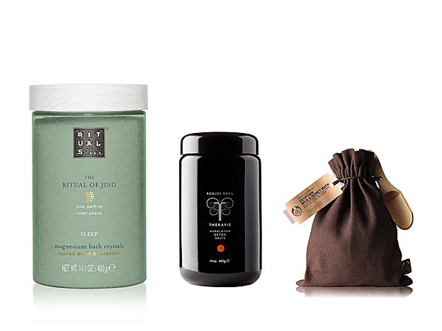 Magnesium Bath Crystals de Rituals (13,90 €). Sales Desintoxicantes del Himalaya Therapie (12,20 €, en Goop). Baño de Leche y Miel de Egipto Spa Of The World de The Body Shop (17 €).