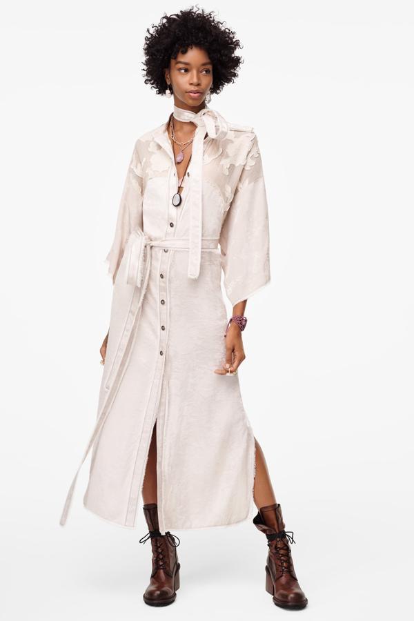 Vestido camisero de corte kimono en diferetes texturas, de la nueva colección de Zara (99,95 euros).