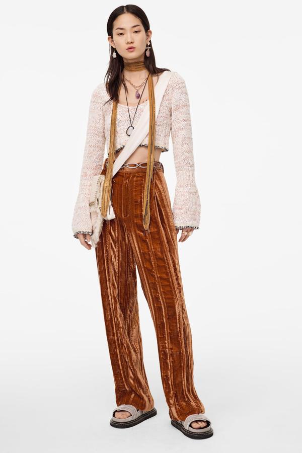 Pantalón de terciopelo, de corte recto y tiro alto en tono caldero, de la nueva colección de Zara (69,95 euros).