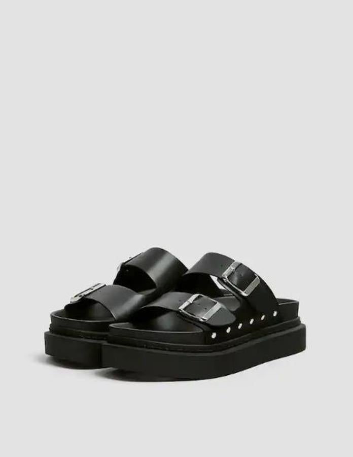 Sandalia de plataforma negras con hebilla y tachuelas, de Pull&Bear (19,99 euros).