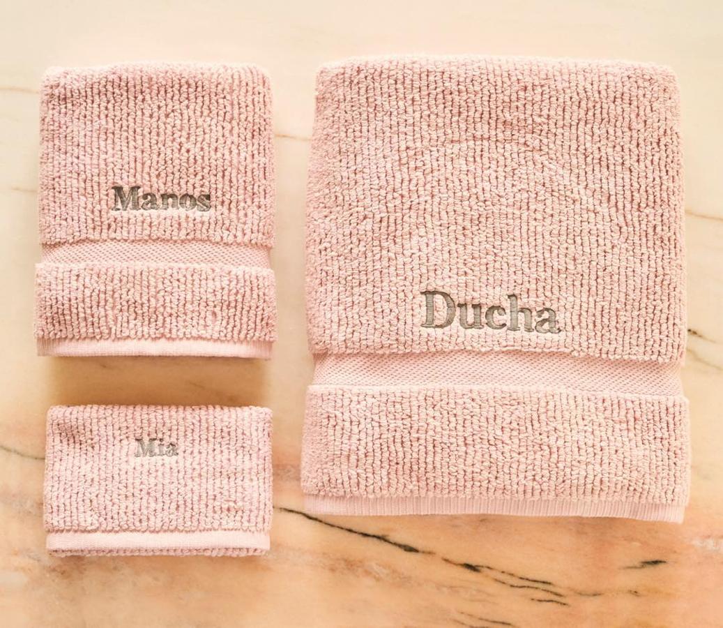 Toallas bordadas en color rosa de diferentes tamaños. Juego de toallas, (desde 5 euros).
