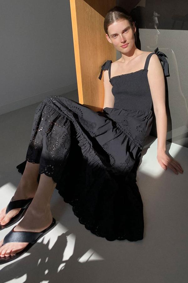 Aún no ha llegado a la tienda online, pero ha abierto lista de espera porque ya auguramos que va a ser un éxito total. Se trata de un vestido de escote recto y tirantes anchos con lazo, con el cuerpo elástico tipo nido de abeja, bajo acabado con volantes y bordados perforados combinados a tono (39,95 euros).