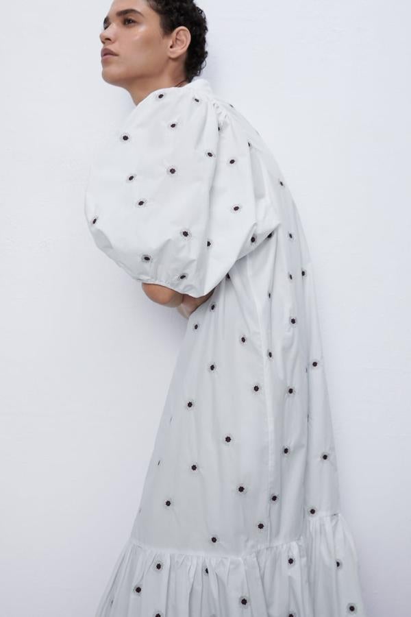 Vestido midi de cuello redondo y manga corta abullonada acabada en elástico, con el bajo adornado con un volante y cierre frontal con botones (39,95 euros).