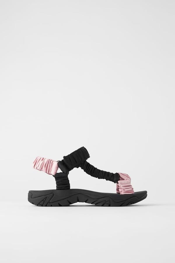 Sandalias deportiva bicolor, de Zara (39,95 euros).
