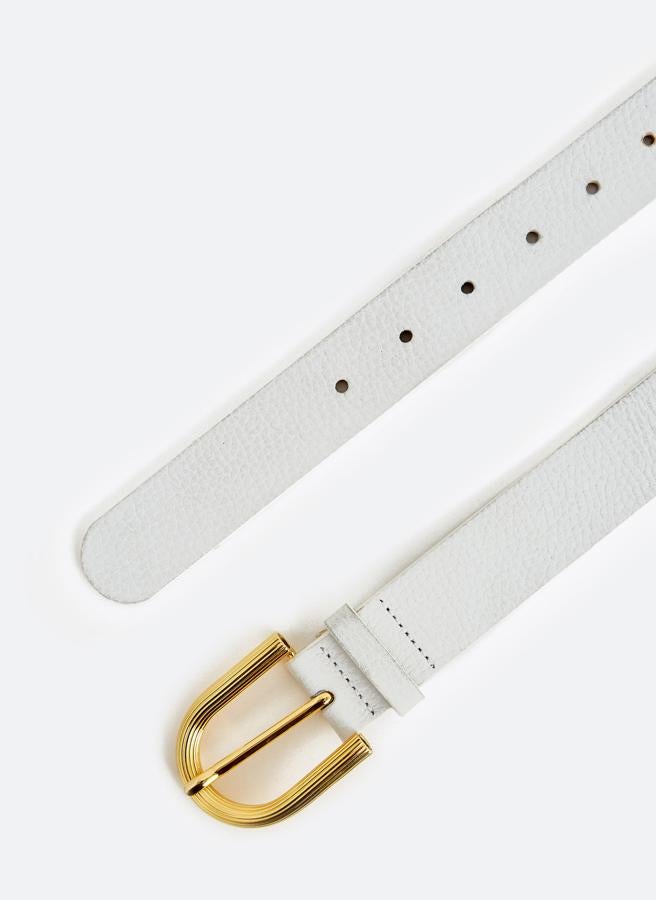 Fabricado con materiales de gran calidad, Uterquë nos propone este cinturón blanco de piel con hebilla metálica. Está rebajado y ahora tiene un precio de 34,30 euros.
