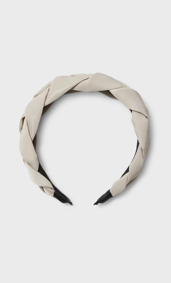 Desde hace tiempo, los complementos para el pelo tienen gran protagonismo. Stradivarius nos propone esta diadema trenzada en blanco roto (también disponible en negro), que cuesta 5,99 euros.