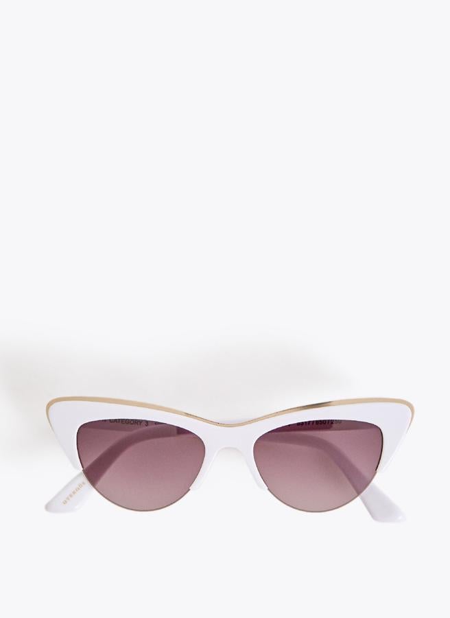 En Uterqüe encontramos estas gafas de sol que te enamorarán. De estilo ojos de gato y en color blanco, están actualmente rebajadas y tienen un precio de 62,30 euros.
