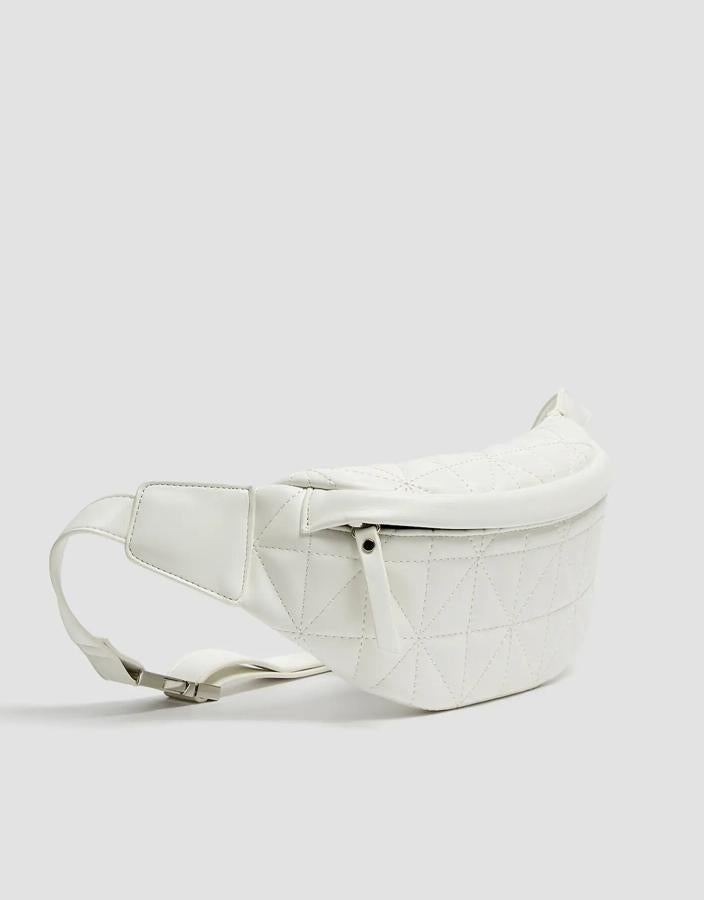 Las riñoneras llegaron para quedarse, como muestra esta acolchada en blanco de Pull & Bear. Con cierre delantero con cremallera, tiene un precio de 15,99 euros.