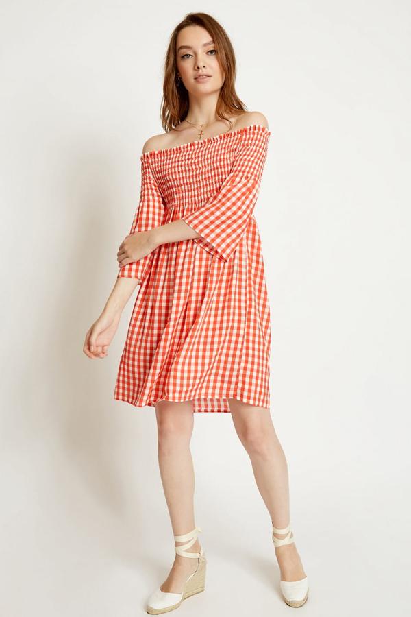 Con los hombros al aire y manga acampanada, este vestido de cuadros en color rojo y blanco está disponible por 17,97 euros.