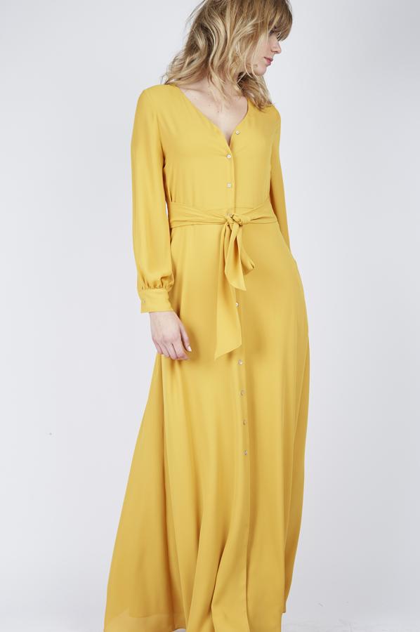 En color mostaza y con cierre en la parte delantera con botones y lazada, este vestido largo ha pasado de 149 euros a 44,70 euros.