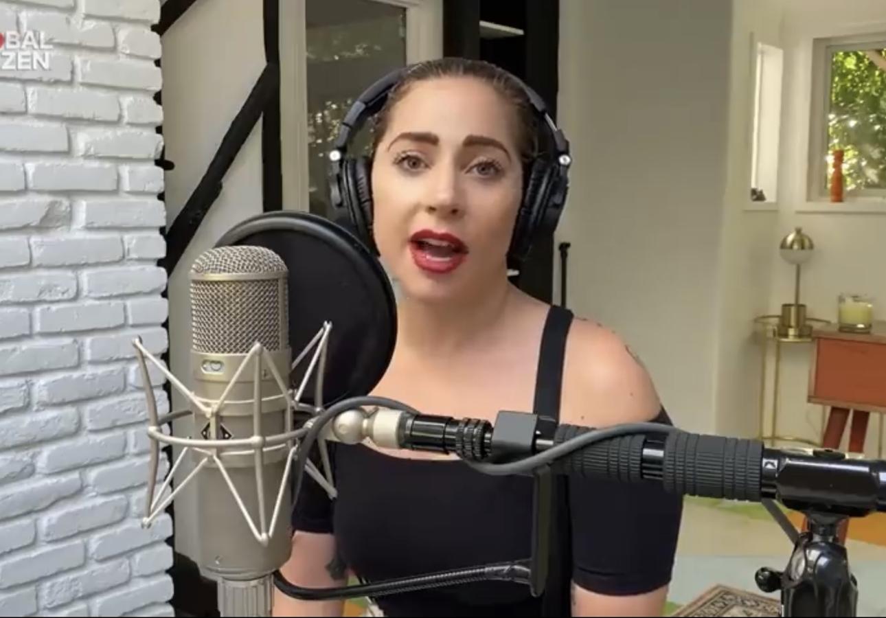 Era la anfitriona de esta iniciativa, y si a través de sus redes la pudimos ver llorando de la emoción, luego nos deleitó interpretando con el piano el tema 'Smile'.